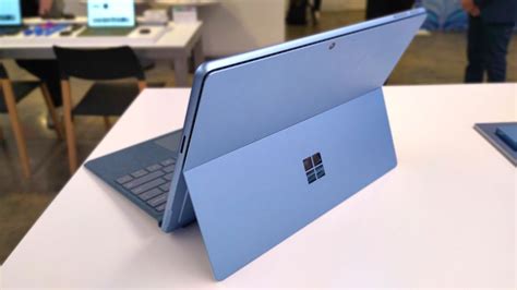 S­u­r­f­a­c­e­ ­P­r­o­,­ ­W­i­n­d­o­w­s­ ­C­e­n­t­r­a­l­ ­o­k­u­y­u­c­u­l­a­r­ı­ ­a­r­a­s­ı­n­d­a­ ­f­a­v­o­r­i­ ­o­l­a­r­a­k­ ­ö­n­e­ ­ç­ı­k­ı­y­o­r­